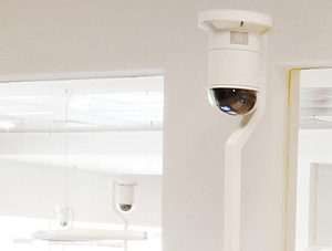 Broadcasting mit der Dozenten-Kamera an seinem Supervisor-Arbeitsplatz. Der Dozent hat hiermit u.a. die Möglichkeit, eigene Arbeiten, deren Arbeitsschritte und Anforderungen an die Qualität der Arbeit etc. an die Studenten zu kommunizieren. Er kann dabei alle Quellen zur Vermittlung von Lerninhalten nutzen: z.B. Videos und andere audio visuelle Medien, das Internet, Live-Schaltungen zu anderen Fakultäten, Live-Übertragungen von OPs u.v.a.m.